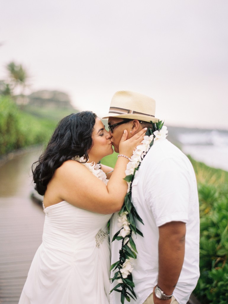 Kristin-La-Voie-Photography-Hawaii-Maui-Destination-Wedding-Photographer-Merriman's-Restaurant-Ironwoods-560
