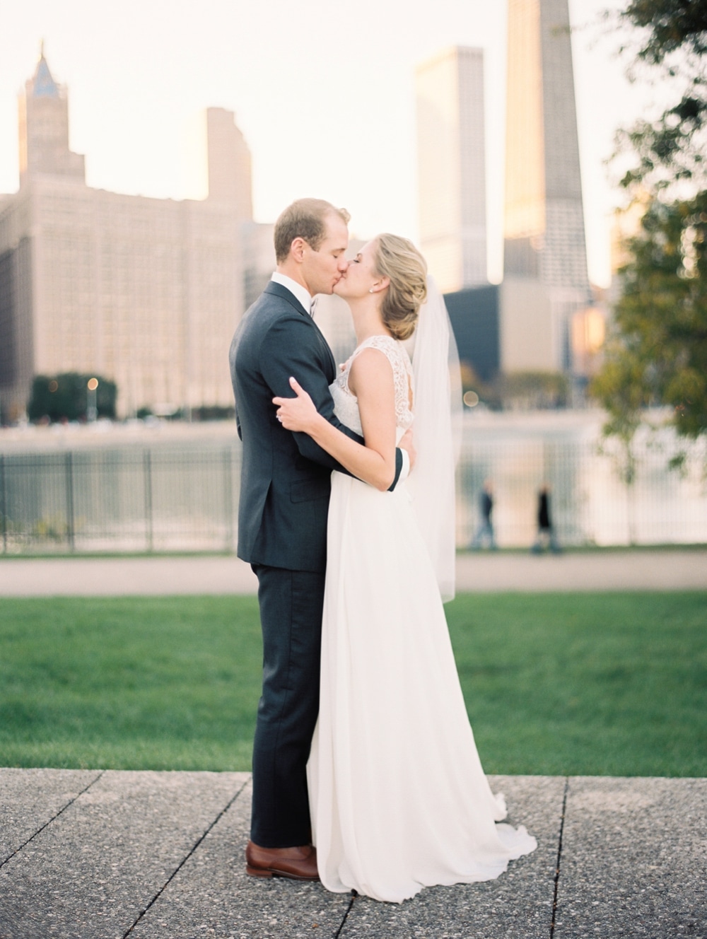 kristin-la-voie-photography-bridgeport-art-center-wedding-chicago-wedding-photographer-129